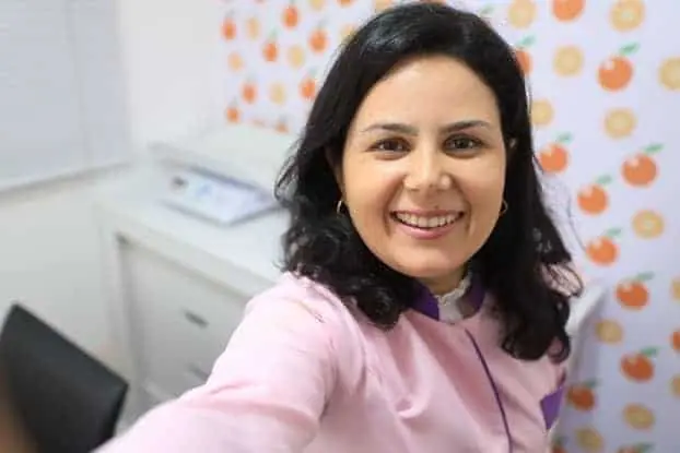 paula-stancari-nutricionista-materno-infantil-sorrindo-no-consultorio