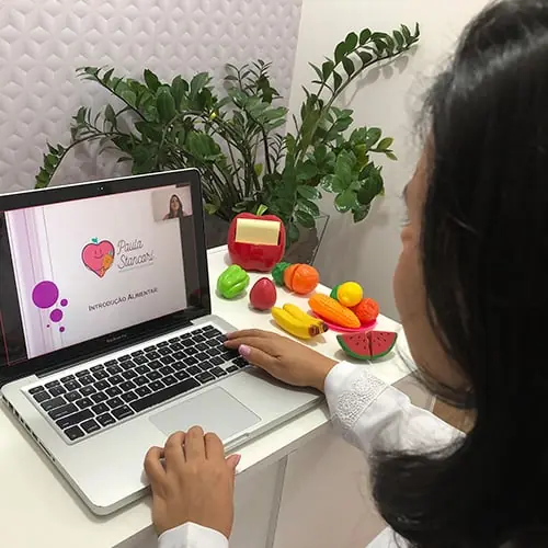 Nutricionista durante atendimento Materno Infantil on-line