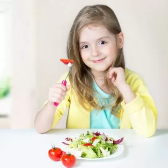 crianca-comendo-alimentos-saudaveis
